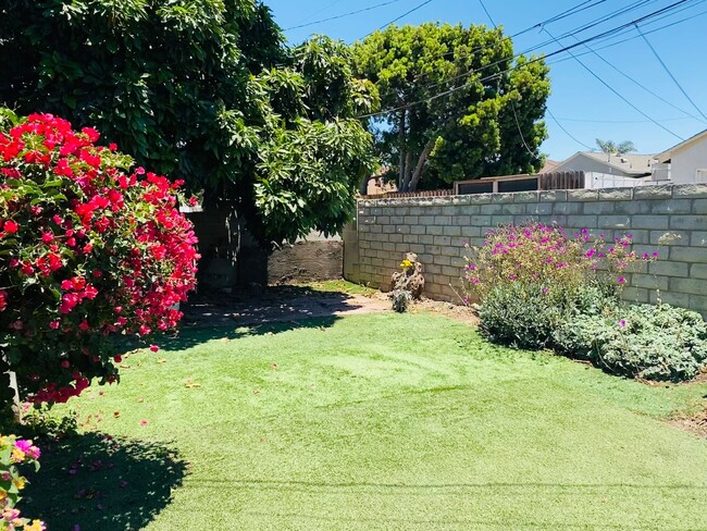 Building Photo - Spacious 3 Bed | 2 Bath Home – Less Than 1...