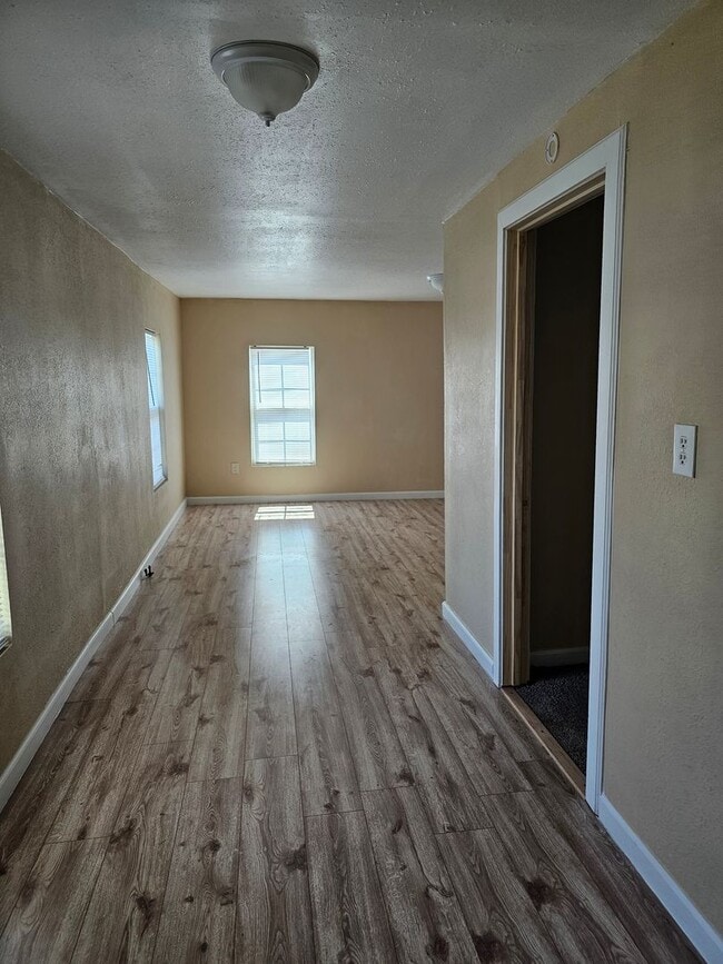 Building Photo - 2x1 Home Available Now