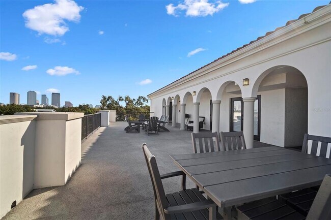 Building Photo - 435 S Oregon Ave