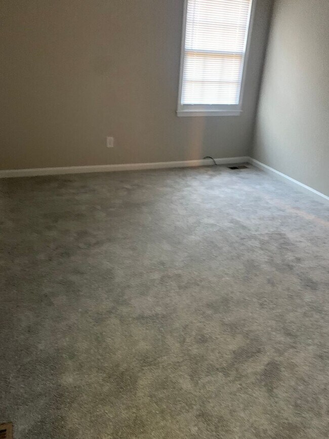 Building Photo - 3 BEDROOM BRICK RANCH WITH FENCED IN BACK ...