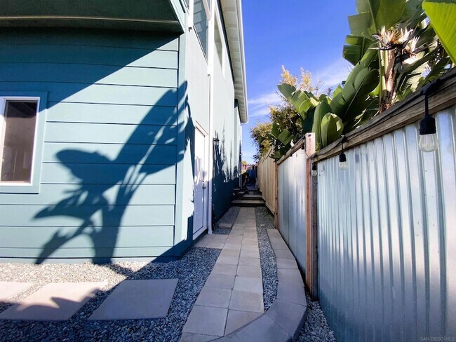 Building Photo - 1305 Blue Sky Dr