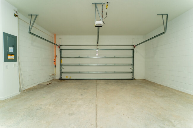 Building Photo - 9839 Walkway Dr