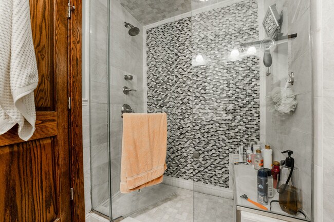 Building Photo - 1019 W Oakdale Ave