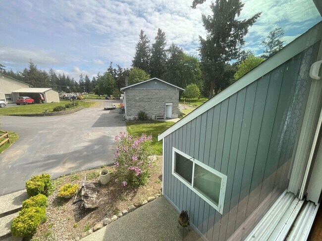 Building Photo - Beautiful 2 Story, Updated Home on Large Lot with 27x27 Shop! Military Welcome!