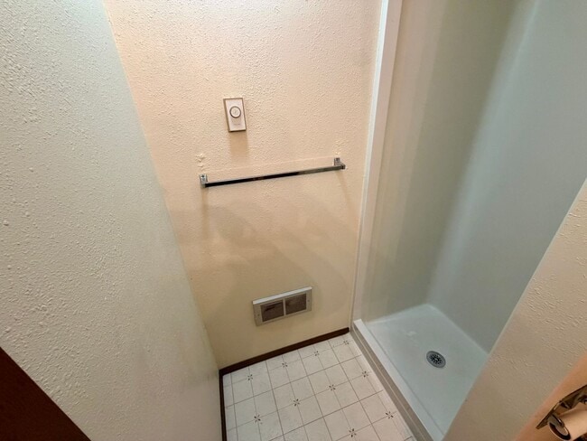 Building Photo - 3 Bed 2 Bath Pet Friendly House With A Fully Fenced Yard
