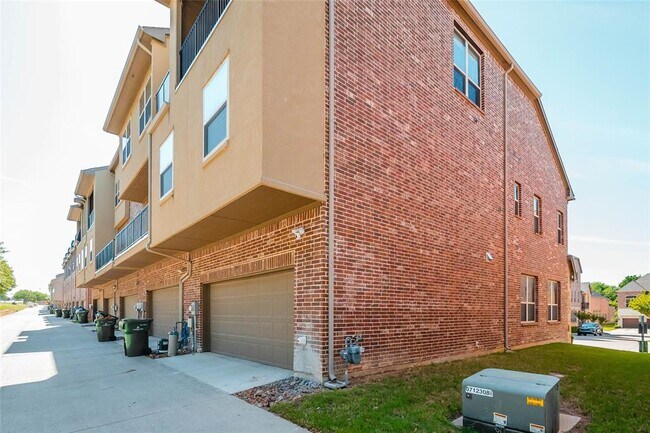 Building Photo - 2745 Troutt Dr