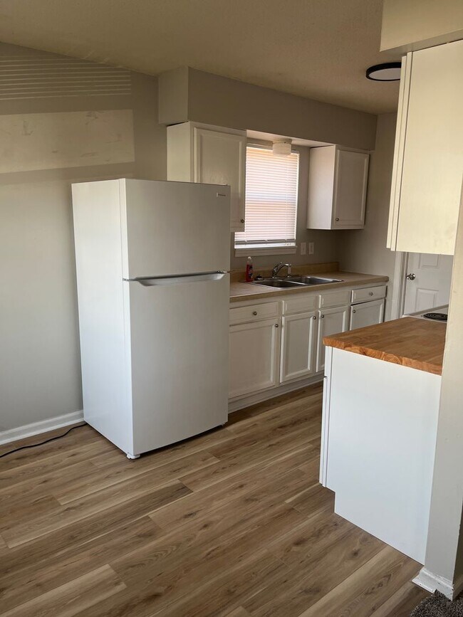 Building Photo - 752 Demaret Dr
