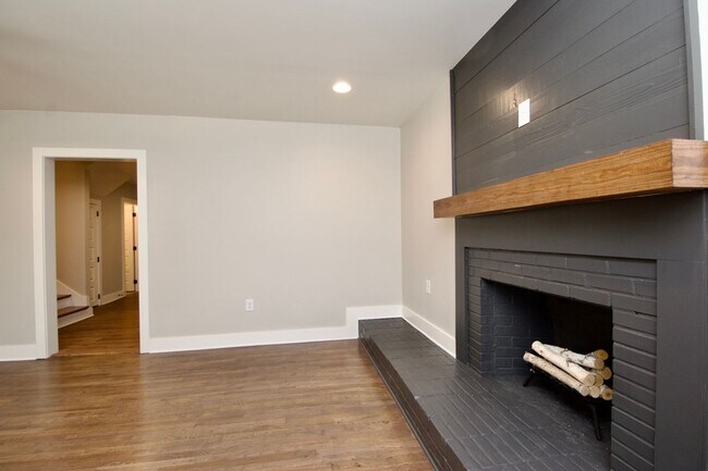 Building Photo - Now Leasing for Fall 2025! $1000 Per Bedro...