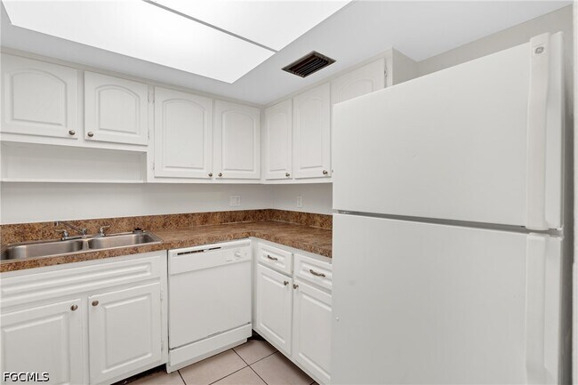 Building Photo - 1830 Maravilla Ave