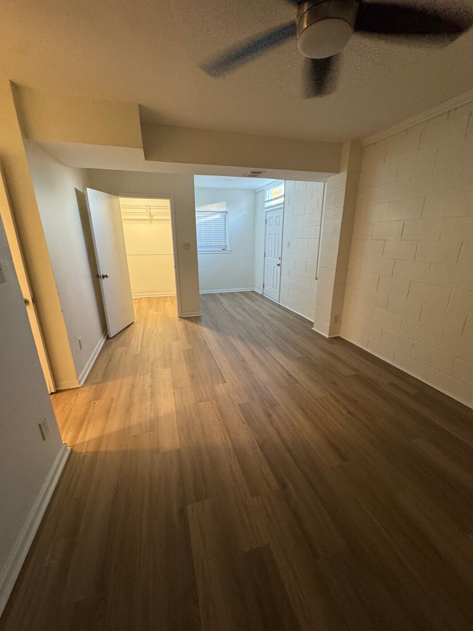 Building Photo - 114 Woodglen Dr