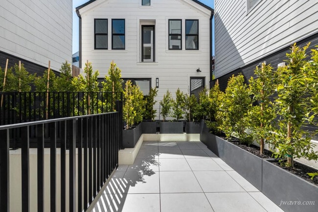 Building Photo - 20 Belcher St