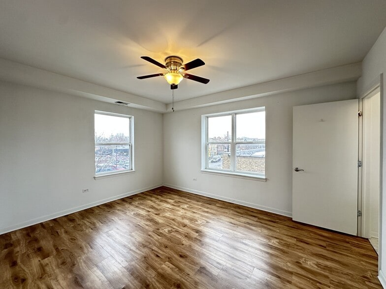 Building Photo - 1544 W Glenlake Ave