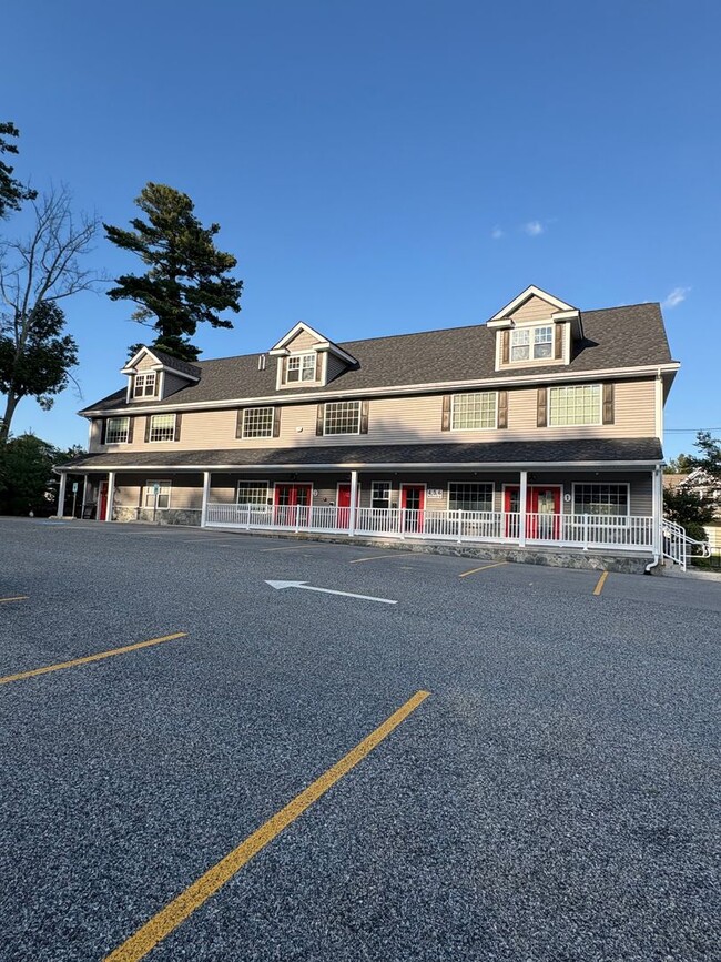 Building Photo - Bright, Spacious 2 bedroom condo in prime ...