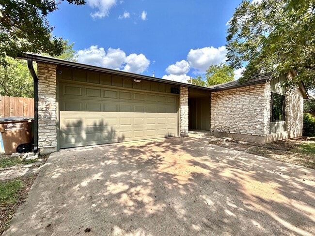 Building Photo - Cozy 3-Bedroom, 2-Bath Home with Covered D...