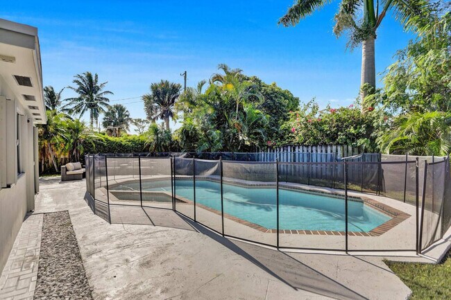 Building Photo - 2600 NE 52nd Ct