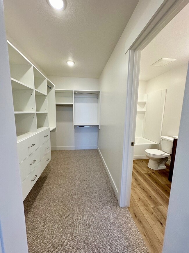 Building Photo - HC542