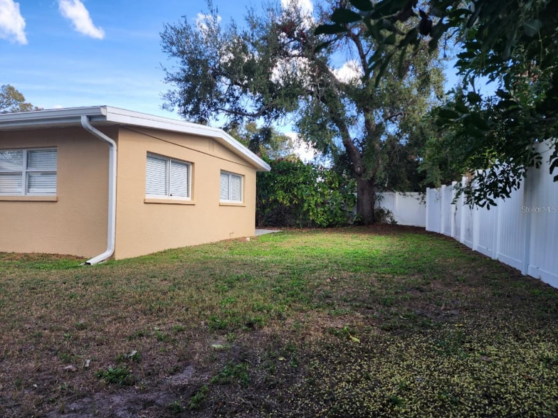 Building Photo - 3211 20th Ave W