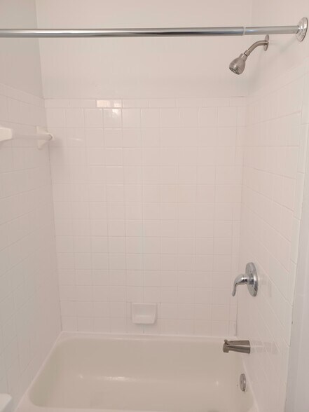 Bathroom Shower/Tub - 432 Oakdale Pl NW