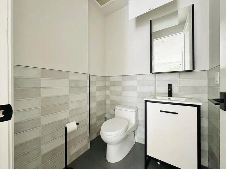 Building Photo - Furnished room/NOT APARTMENT