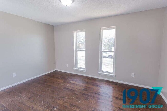 Building Photo - Spacious 5-Bedroom Home in Moore with Rece...