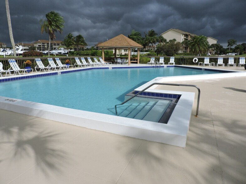 Building Photo - 701 Seafarer Cir