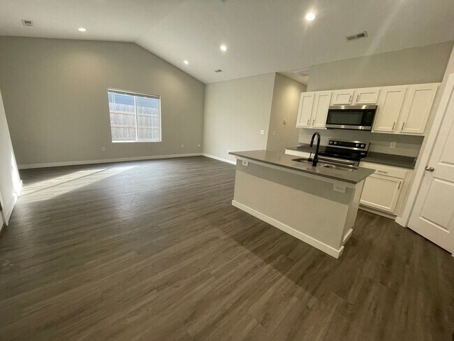 Building Photo - 13544/46 Haskell