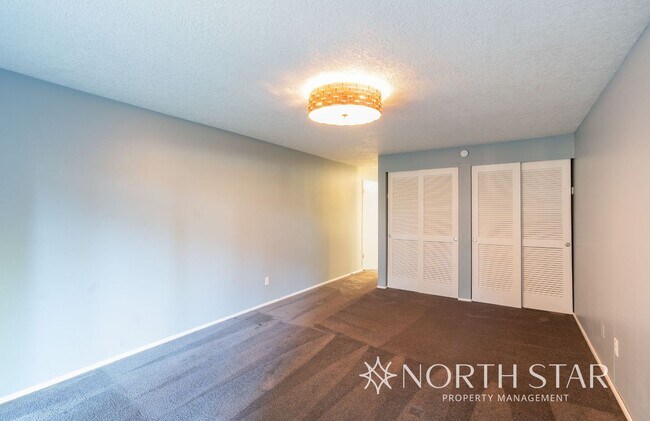 Building Photo - Charming One Level Home In The Four Season...