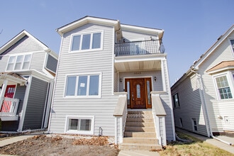 Building Photo - 3842 N Newcastle Ave