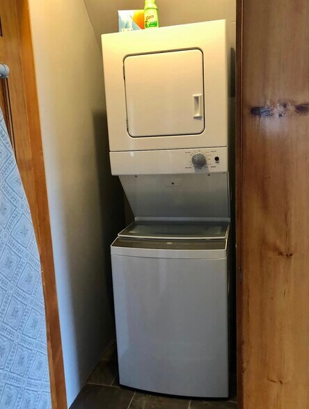 Building Photo - 184 Thornton St