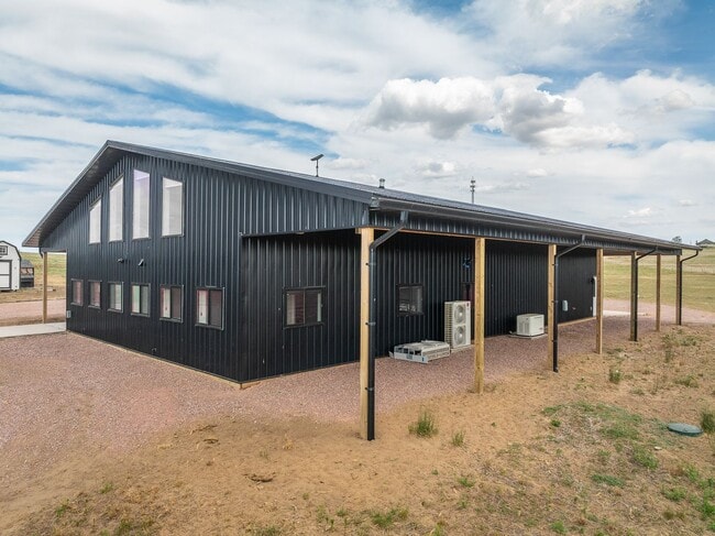 Building Photo - 4 BED | 2 BATH | BARNDOMINIUM | HOT SPRING...
