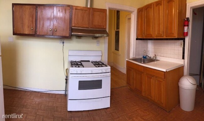 Building Photo - 802 W 31st St