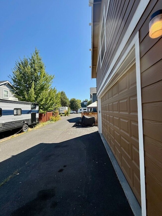 Building Photo - Spacious 3-Bedroom Home with Bonus Room in...