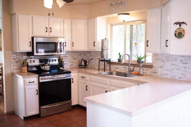 Building Photo - House For Lease