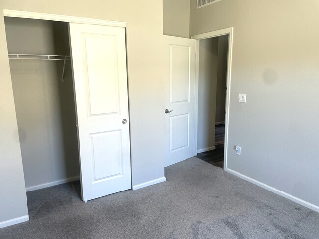 Building Photo - 4420 S Perth Ct