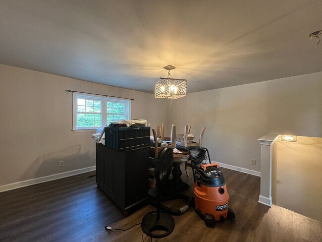 Building Photo - Beautifully updated 3-bedroom, 1-bath twin...