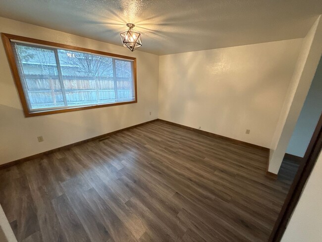 Building Photo - NE 3 Bdrm, 2 Bath House, All Appliances, W...