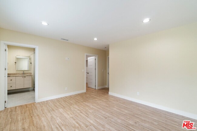 Building Photo - 17633 Nordhoff St