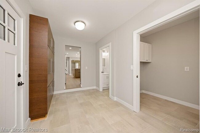 Building Photo - 5240 Clarendon Crest St