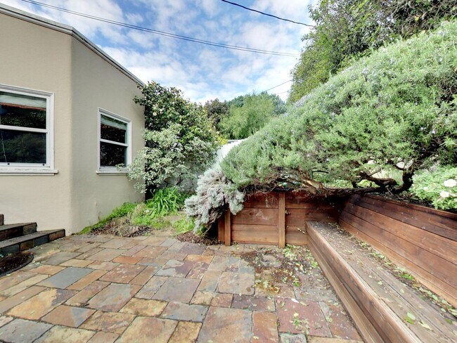 Building Photo - Stunning 4BR/3BA Home with Office, Laundry...