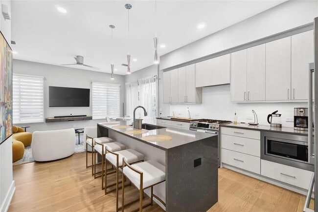 Building Photo - 374 6th St S