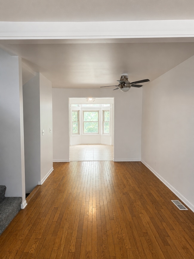 Building Photo - Unique Riverside Townhome