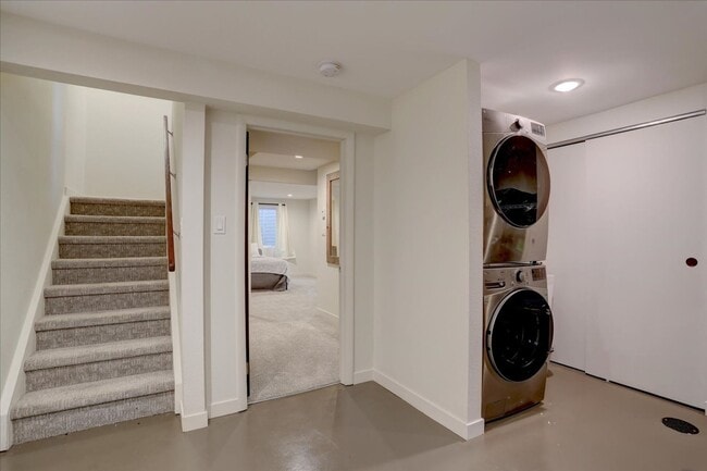 Building Photo - Stunning Remodeled Townhome in North Boulder