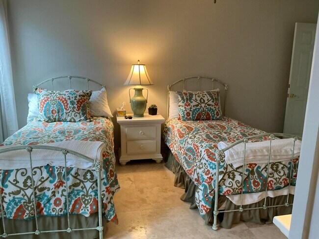 Building Photo - 4559 S Lake Dr