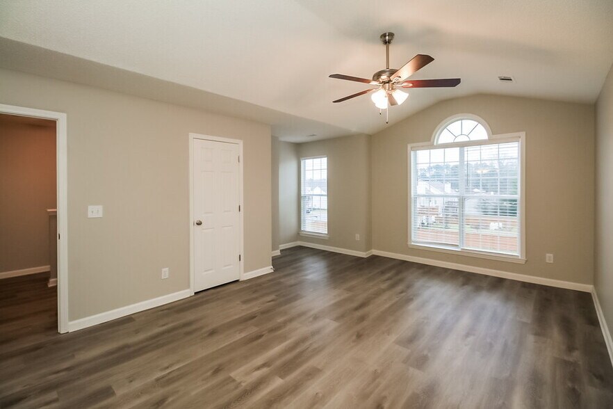 Building Photo - 9599 Rollinghills Dr