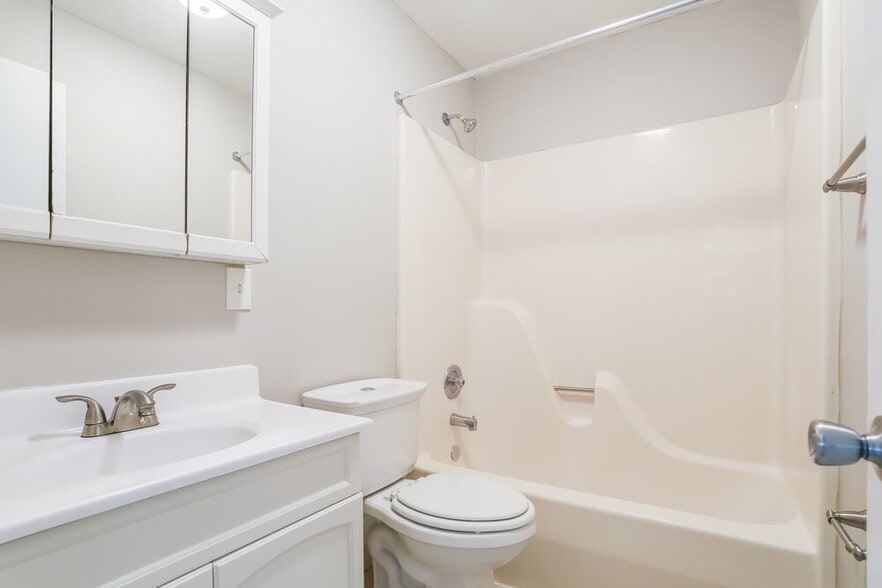 Building Photo - 6615 Cedar Ct