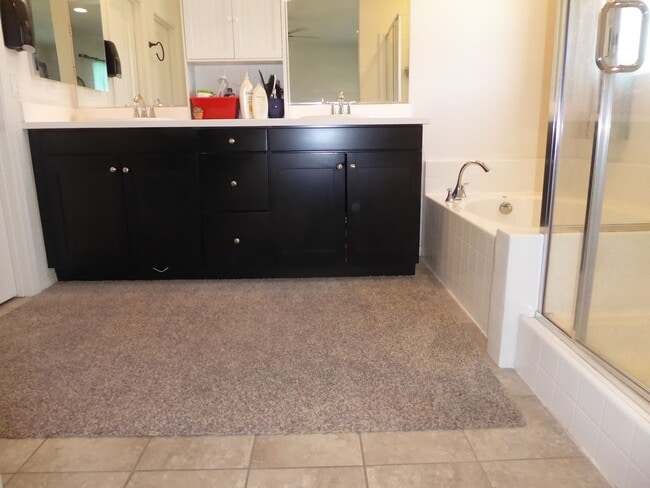 Building Photo - Stylish 3 Bedroom Home in the Gated River ...
