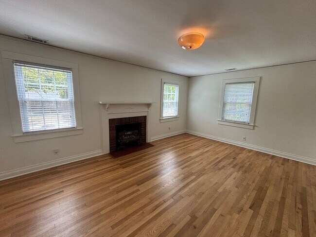 Building Photo - Charming 2 Bedroom 1 Bath House