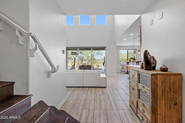 Building Photo - 2423 N Beverly Pl