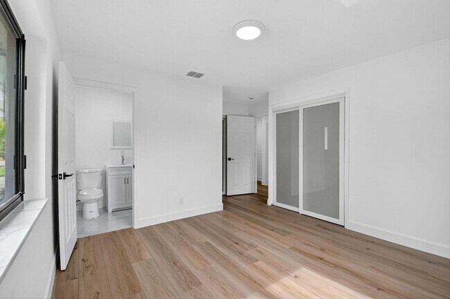 Building Photo - 143 SE 27th Way