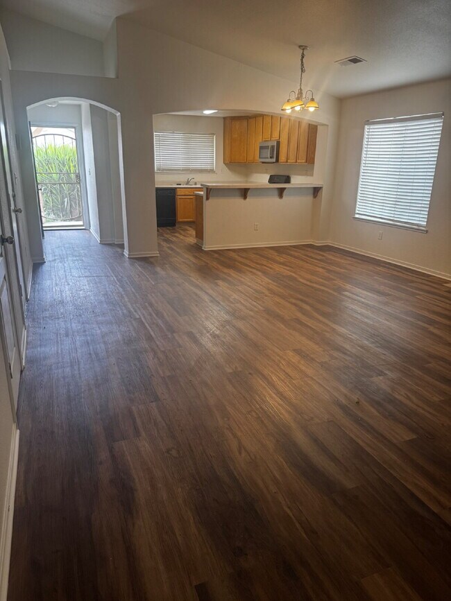 Building Photo - 3-bedroom, 2-bath home in the desirable Beachwood area of West Merced
